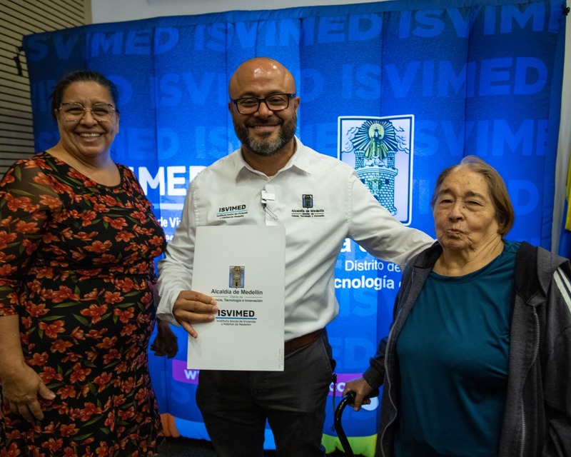 1.050 familias de Medellin han legalizado sus viviendas durante la actual administracion