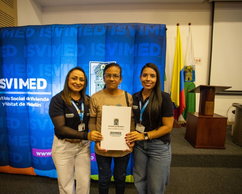 1.050 familias de Medellin han legalizado sus viviendas